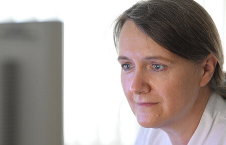 Unsere Oberärztin der Radiologie, Dr. med. Stefanie Pesditschek, kümmert sich unter anderem um die Auswertung von Mammographien.