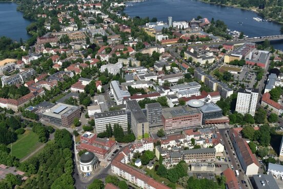 Luftaufnahme des Campus des Klinikums Ernst von Bergmann in der Potsdamer Innenstadt
