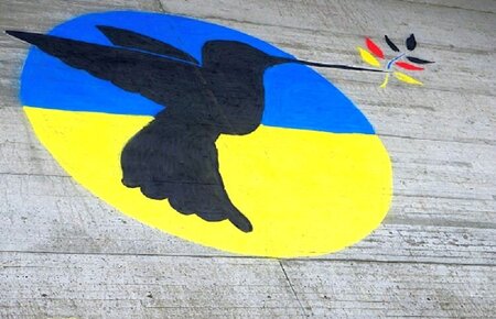 Mit Kreide gemalte Friedenstaube auf Ukrainischer Flagge