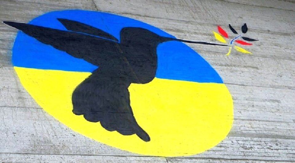 Mit Kreide gemalte Friedenstaube auf Ukrainischer Flagge