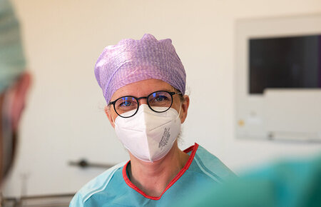 Prof. Dorothea Fischer, Chefärztin der Klinik für Gynäkologie und Geburtshilfe und Leiterin des Brustzentrums, bei der Operation eines Mammakarzinoms