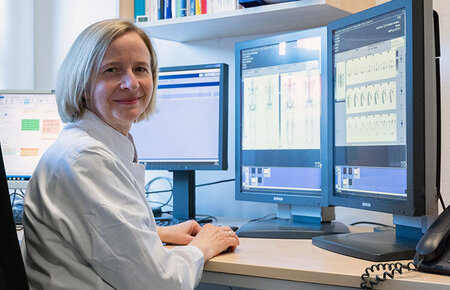 Unsere Oberärztin der Nuklearmedizin, Dr. med. Christine Frahm, analysiert die Aufnahmen einer Skelettszintigraphie 
