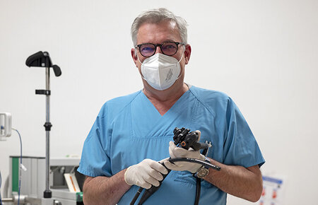 Stephan Menzel, Gastroenterologe in der Poliklinik, mit einem Endoskop in der Hand