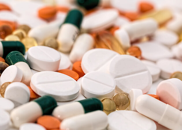 Nahaufnahme von verschiedenen Tabletten und Kapseln