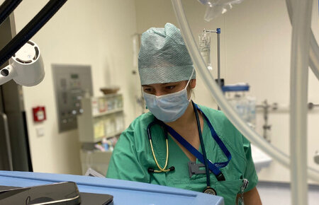 Während der gesamten Operationsdauer überwacht Assistenzärztin Paula Zoll die Werte des Patienten. 