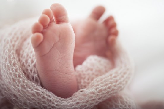 Symbolbild von Füßen eines Neugeborenen