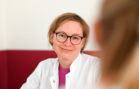 Frau Dr. med. Christine Dittmer-Grabowski im Gespräch mit einer Patientin
