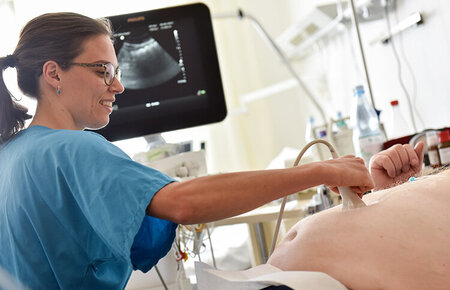 Ärztin bei einer Ultraschalluntersuchung am Bauch eines Patienten