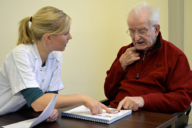 Logopädin mit einem Patienten bei der Diagnostik einer Sprachstörung