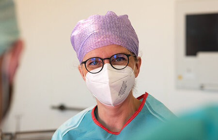 Prof. Dr. med. Dorothea Fischer im Operationssaal