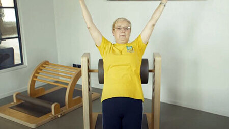 Parkinson und Sport: Übung Dehnung der Brustmuskulatur