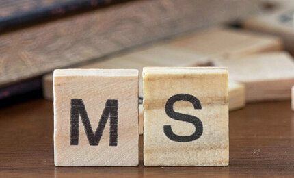 Holzbuchstaben M und S als Symbol für Multiple Sklerose