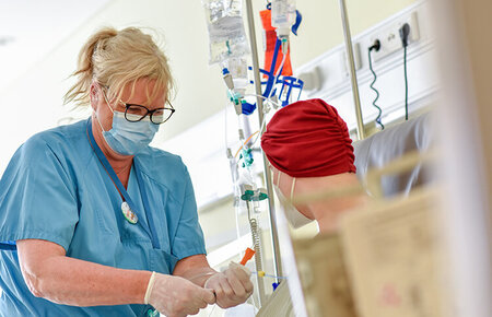 Krankenschwester bei der Betreuung einer Krebspatientin