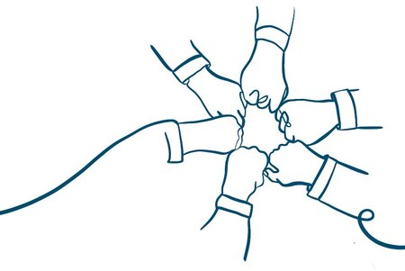 Symbolbild Teamwork - sechs Fäuste treffen aufeinander