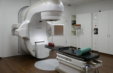 Behandlungsraum mit Linearbeschleuniger in der Klinik für Radioonkologie und Strahlentherapie