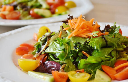 Teller mit Salat