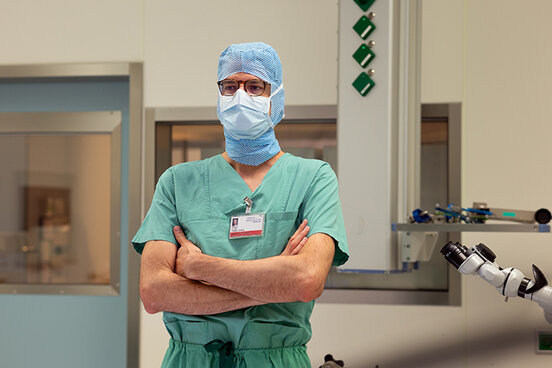 Dr. Joswig, Oberarzt der Klinik für Neurochirurgie, im OP-Saal kurz vor einer Wach-Operation. 