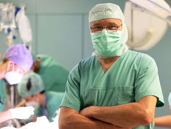 Dr. med. Peter Adeberg im Operationssaal