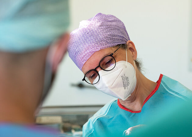 Prof. Dr. med. Dorothea Fischer während einer Operation