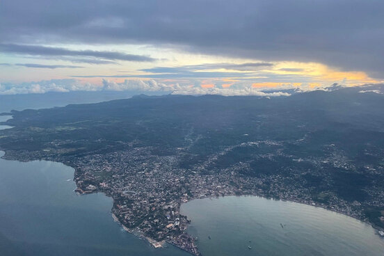 Das Bild zeigt den Anflug auf São Tomé