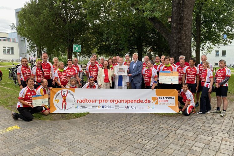 Gruppenbild der Teilnehmenden der Radtour pro Organspende mit der Geschäftsführung des KEvB.