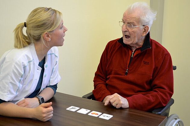 Logopädin mit einem Patienten bei der Therapie einer Sprachstörung