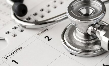 Stethoskop liegt auf einem aufgeschlagenen Terminkalender