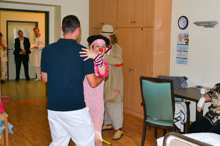 ROTE NASEN Clowns-Visite auf der Geriatrie. Ein Tänzchen mit Mitarbeitenden gehört manchmal auch dazu.