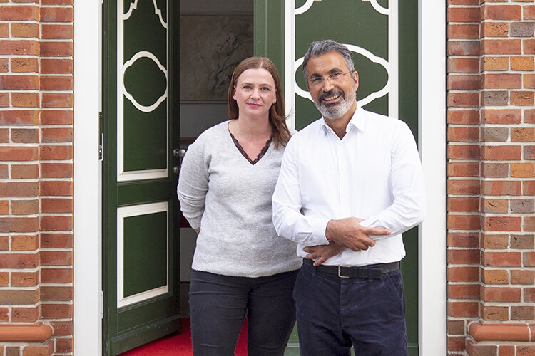 Priv.-Doz. Dr. med. Mojtaba Ghods und Anne Kohler vor dem Zentrum für Ästhetische Medizin in Potsdam