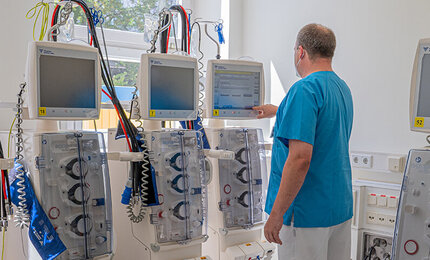 Mitarbeiter der Medizintechnik bei der Funktionsprüfung eines Dialysegeräts