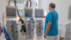 Mitarbeiter der Medizintechnik bei der Funktionsprüfung eines Dialysegeräts