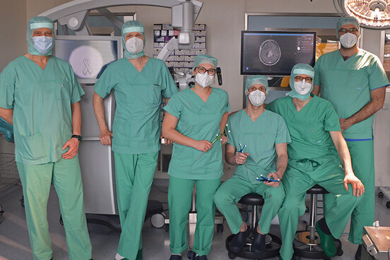 Das Team der Neurochirurgie im Operationssaal 