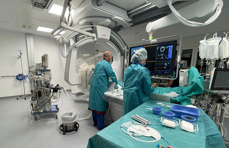 Durchführung eines interventionellen Verfahrens in der Angiographie Anlage. 