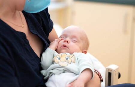 Frühchen Linus auf der Neonatologie im Arm seine Mutter