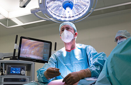 Thoraxchirurg Ismail während der Operation.