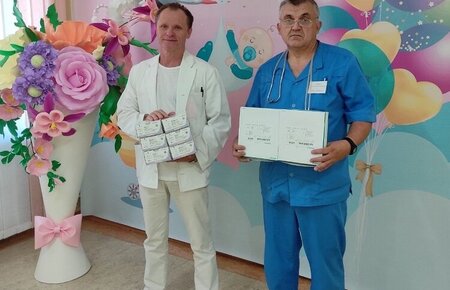 Chefarzt Sjabruk von der Entbindungsklinik in Lutsk nimmt dringend benötigtes medizinisches Nahtmaterial und Kanülen für die Spinalanästhesie in Empfang.