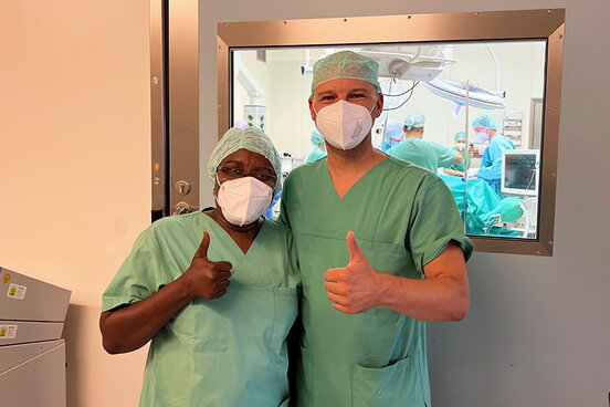 Besuch aus São Tomé: Dr. Elisabete Barros und Dr. Martin Schreiber, Oberarzt der Klinik für Plastische Chirurgie