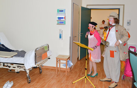 ROTE NASEN Clowns-Visite auf der Geriatrie: ein Ständchen im Patientenzimmer.