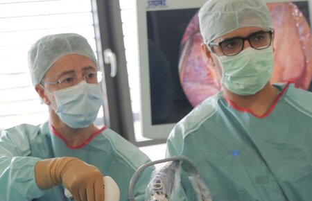 MUDr. Mahmoud Ismail und Diego Gonzales Rivas führen einen chirurgischen Eingriff an der Lunge durch. 