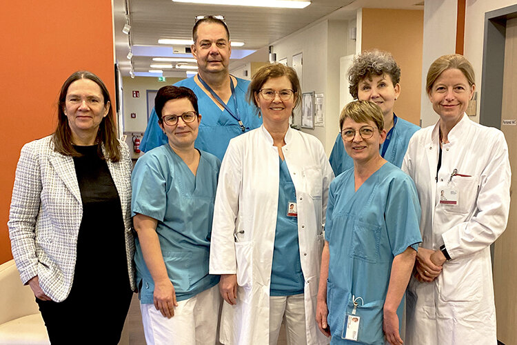 Gruppenfoto mit 7 Personen auf einer Krankenhausstation