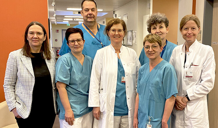 Gruppenfoto mit 7 Personen auf einer Krankenhausstation