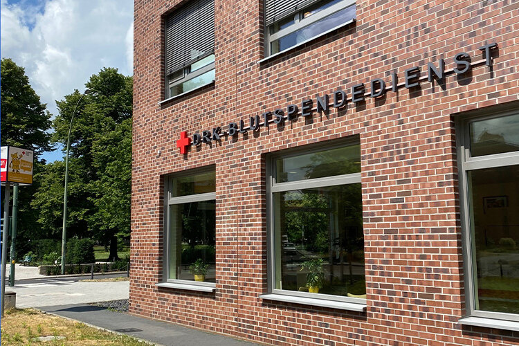 Außenaufnahme: Der DRK Blutspendedienst ist direkt auf unserem Campus im Ärztehaus an der Hebbelstraße 1 in Potsdam.