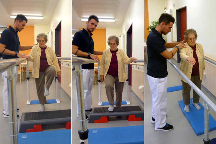 Physiotherapeut mit einer Patientin beim Training des Gleichgewichts