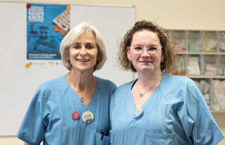 Unsere beiden Pflegeexpertinnen für Stoma, Kontinenz und Wunde Ulrike Dudek (links) und Dana-Maria Hanisch (rechts)