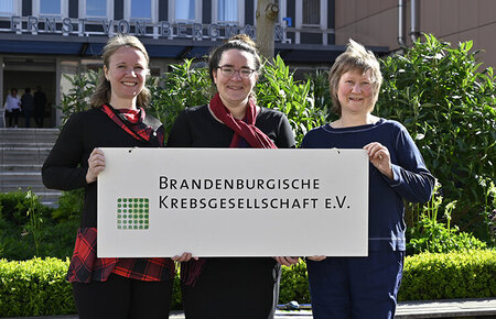 Gruppenfoto mit drei Frauen der Brandenburgischen Krebsgesellschaft e.V.