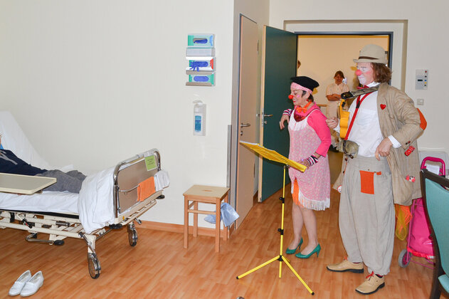 ROTE NASEN Clowns-Visite auf der Geriatrie: ein Ständchen im Patientenzimmer.