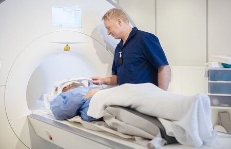 MTRA lagert eine Patientin an einem CT