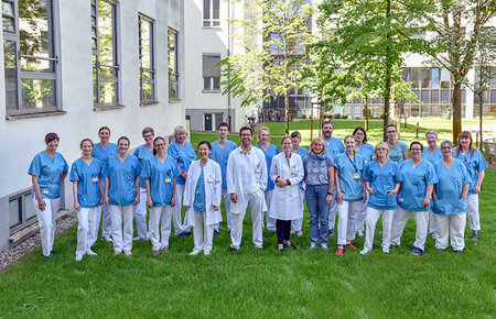 Teamfoto der Mitarbeitenden der Klinik für Hämatologie, Onkologie und Palliativmedizin